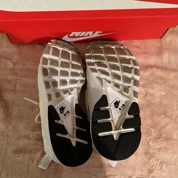 Nike Air Huarache white sneakers - Picture 7 of 8